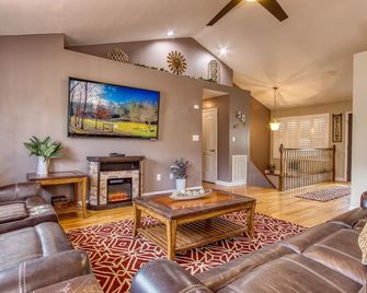 Saddleback Retreat, Game Room, Hot Tub, Wifi, 560 Free Tickets Each Paid Day! - Sevierville - Salon