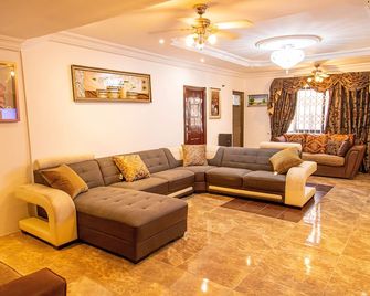 Luxury 2 Bedroom House @ Tema Community 3 - Tema - Living room