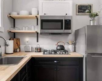 H Studio Close to Downtown, Beaches and Wineries - Traverse City - Cocina