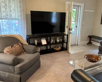 Bakers Ridge Cottage - Near WVU Evansdale Campus, hospitals, stadium, & coliseum - Morgantown - Huiskamer