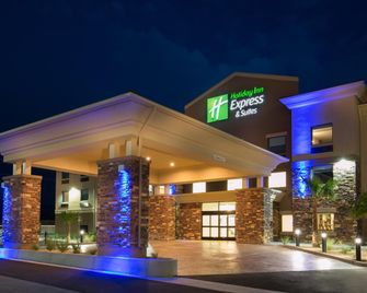 هوليداي إن إكسبرس آند سويتس باهرومب بي آيتش جي - باهرومب - مبنى