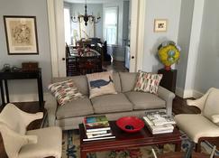 Remodeled vintage, village home for SAFE relaxing fun getaway - Rhinebeck - Living room
