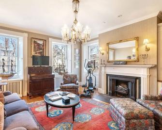 Grand 1820's Brick House In The Heart Of Historic Salem - Salem - Living room
