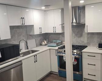 Cozy 2-Bedroom Suite 5 Minutes Walk to Chestermere Lake - Chestermere - Kitchen