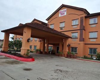 Deluxe 6 Inn & Suites - Olmito - Edificio