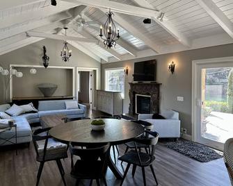 A charming carriage home on a private estate - Pleasanton - Dining room