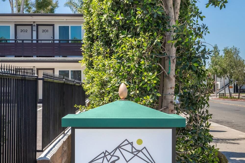 Outdoors view view of California Inn