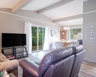 Little Blue Hideaway - Long Beach - Living room