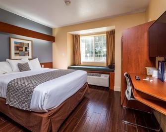Microtel Inn & Suites by Wyndham Ocala - Ocala - Bedroom