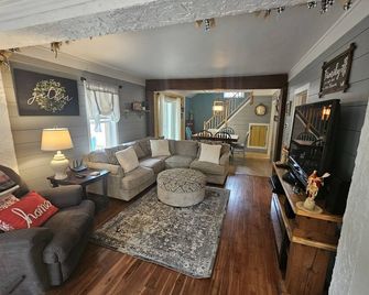 House w/ Wi-Fi, Fire Pit, Trailer Parking, W/D - Eagle River - Living room