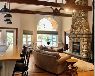 Summer Fun with Pool & Hot Tub! - Christina Lake