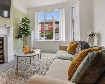 Family - Sleeps 6 - Garden - Parking - Manchester - Living room