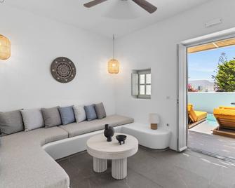 Mr & Mrs White Paros Suites & More - Naousa - Living room