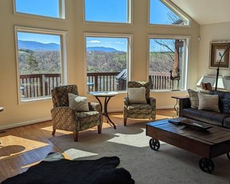 3 King Master Suites ~dog Friendly ~1 Pm Ckout ~firepit ~views ~skyline Drive - Front Royal - Living room
