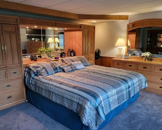 Building Memories & Relationships enjoy stocked pond, woods, game room, and more - Holland - Bedroom