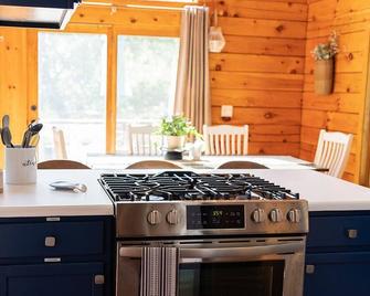 Salem Lakes Chalet- cozy log cabin near Wilmot Mountain - Salem - Dining room