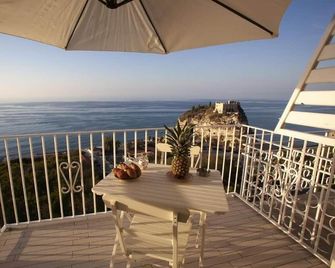 La Pinta overlooking the sea - Tropea - Balcon