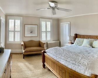 Historic Captains House - Newly Renovated Primary Bathroom and Upgraded Kitchen - West Tisbury - Sypialnia