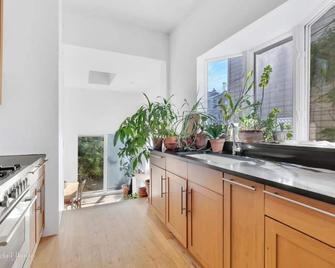 Gorgeous two story private home and garden 1/2 a block from McGolrick Park - Brooklyn - Cocina