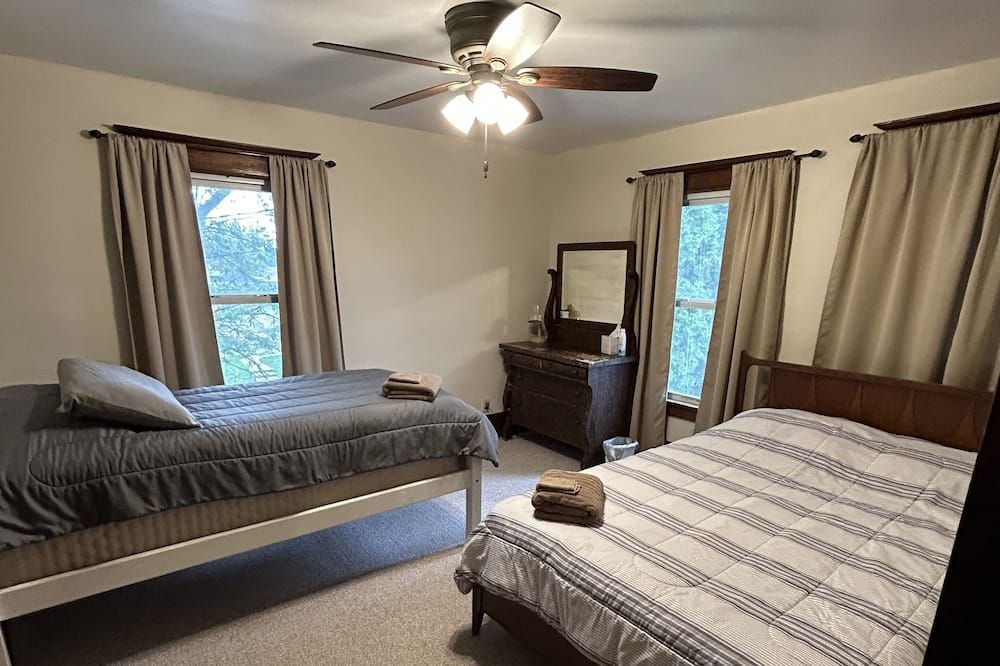 Large Home 5 min to Field of Dreams - Dyersville - Habitación