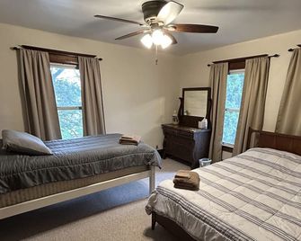Large Home 5 min to Field of Dreams - Dyersville - Habitación