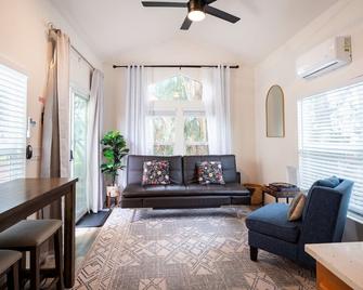 The Best Tiny Home Loft And Private Yard - San Luis Obispo - Living room