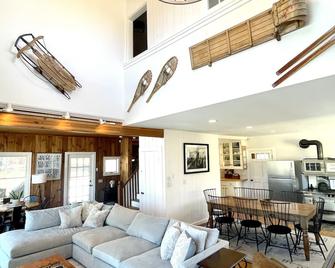 Eagle's View- modern farmhouse, central location, stunning Mt. Washington Views! - Intervale - Wohnzimmer