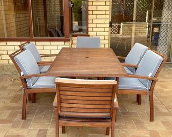 Lacey's Holiday House - Kingscote - Patio