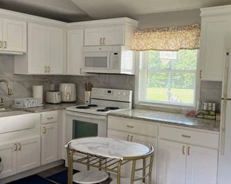 1-bedroom vacation home 22 minutes from Quinnipiac University - Wolcott - Kitchen