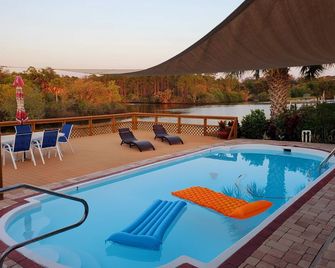 3BR Waterfront Oasis w/ Private Solar Heated Pool and Spacious Deck - Holiday - Piscina