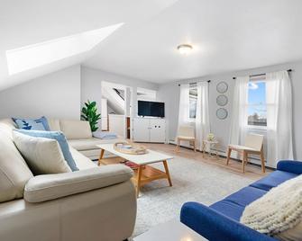 Fully Renovated Apt W/Water Views And Deck Near Beach& Marina - Marshfield - Sala de estar
