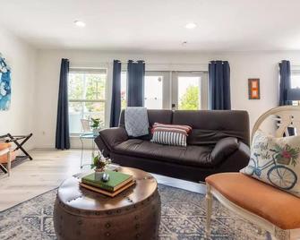 Relax near thrills! Studio vacation home, just 6-min drive to Six Flags Over Tx - Grand Prairie - Living room