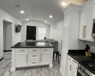 Ultra Modern 2 Bedroom 2 Bath Home Centrally Located! - Del Rio - Küche