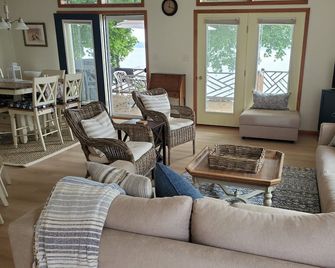 Lakefront Cottage on Seneca Lake in Geneva, New York - Finger Lakes - Geneva - Вітальня