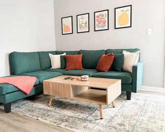 Chic 2-Bedroom Retreat With 2 TV’s - Piqua - Wohnzimmer