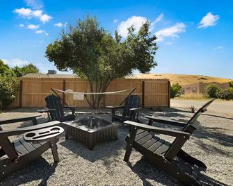 Delightful 4-bedroom house with AC in charming Lemon Cove - Lemon Cove - Patio