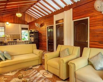 Ailyn Deluxe House - Hone Creek - Sala de estar