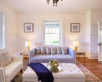 Bluemont Belle is settled on a Historic Equestrian VA Estate - Purcellville - Living room