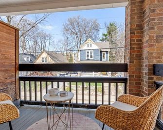 Cozy just renovated 1BD Apt walking dist to KC MED - Unity Village - Balcony