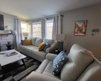 Base Camp-IU Campus, 3 Kings, Bicycles, Fence, 6.5 blocks from IU and Downtown - Bloomington - Living room