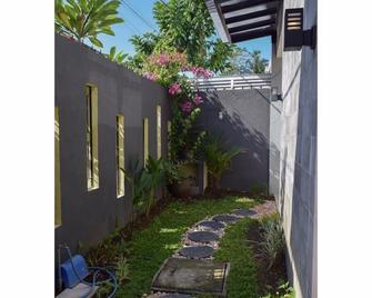 Modern villa with A/C and inground pool, two minutes to beach. - Senggigi - Outdoor view