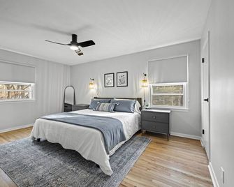 Fenced Backyard and Spacious Living Areas - Stylish Boho Escape - Overland Park - Habitación