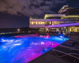 The Ultimate Villa Rental! Silverfield Villa Aka 'tony Starks House' - La Zubia - Piscine