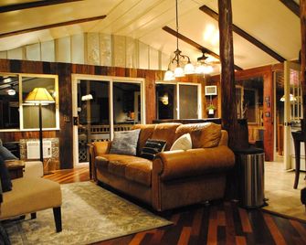 Distinctive Cabin + Cozy Guesthouse + Sauna Near Major Attractions, Fiber - Hendersonville - Living room