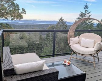Entire room. Ocean,mountain view, hot tub,garden,deck,next to Mount Maxwell park - Duncan - Balkón