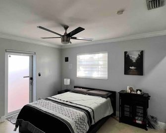 Luxurious little home! - Hialeah - Bedroom