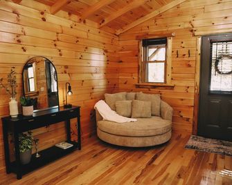 Cozy cabin w/ hottub in the Heart of Amish Country - Sugarcreek