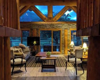 Opulent Oaks Chalet - Agassiz - Living room