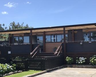 The Cabin-Luxury accomodation with sea views - Opunake - Building