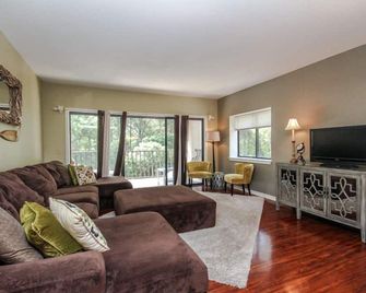 Village House 303, 2 Bedrooms, Sleeps 6, - Hilton Head Island - Living room